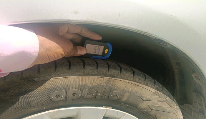 2017 Toyota Etios Liva V, Petrol, Manual, 72,304 km, tyre