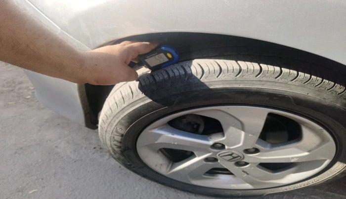 2015 Honda City 1.5L I-VTEC V MT, Petrol, Manual, 1,40,265 km, tyre