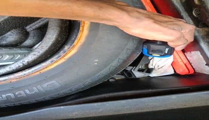 2011 Volkswagen Passat 2.0 PD DSG, Diesel, Automatic, 34,638 km, tyre