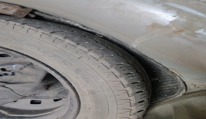 2011 Chevrolet Spark LT 1.0, Petrol, Manual, 1,11,961 km, tyre