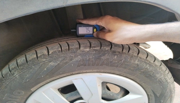 2017 Renault Kwid RXL 1.0 AMT, Petrol, Automatic, 33,352 km, tyre