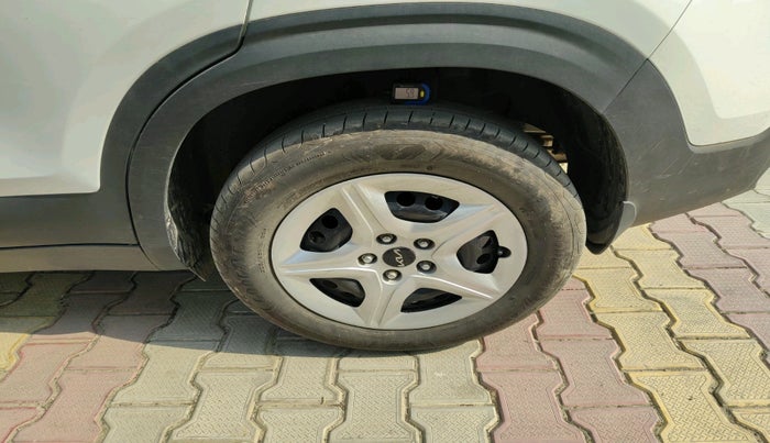 2024 KIA SELTOS  HTE 1.5 PETROL MT, Petrol, Manual, 5,704 km, tyre