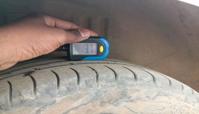 2011 Ford Fiesta Classic LXI 1.4 DIESEL, Diesel, Manual, 1,57,530 km, tyre