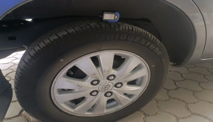 2011 Toyota Innova V 2.5 8 STR, Diesel, Manual, 1,72,180 km, tyre