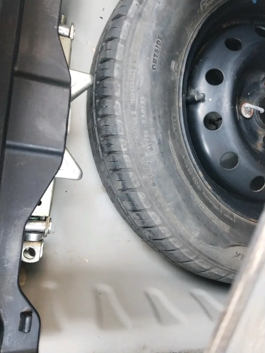 2022 Maruti Dzire VXI CNG, CNG, Manual, 81,870 km, tyre