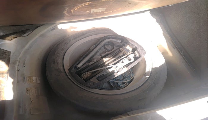 2011 Volkswagen Polo COMFORTLINE 1.2L PETROL, Petrol, Manual, 1,01,342 km, tyre