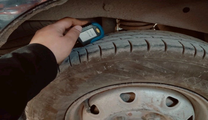 2011 Maruti Eeco 5 STR CNG WITH HTR, CNG, Manual, 1,66,588 km, tyre