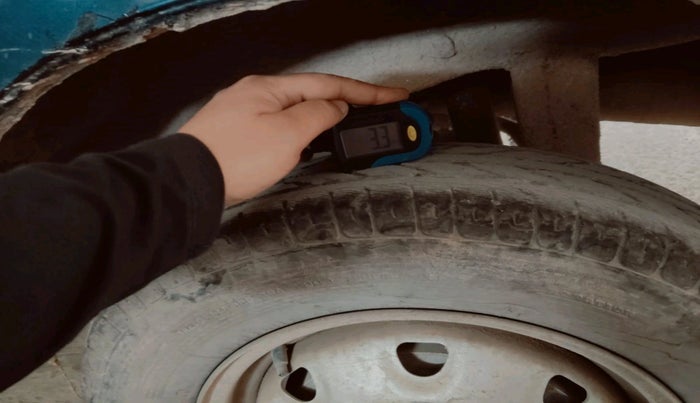 2011 Maruti Eeco 5 STR CNG WITH HTR, CNG, Manual, 1,66,588 km, tyre