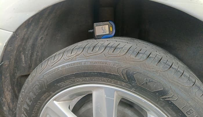 2011 Volkswagen Vento HIGHLINE 1.6 MPI, Petrol, Manual, 1,43,429 km, tyre