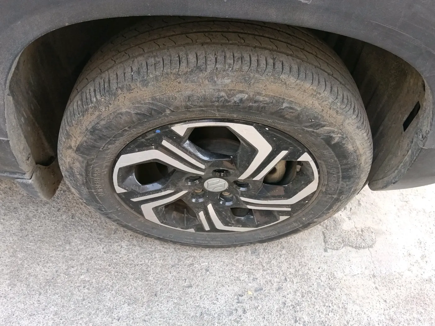 2023 Maruti BREZZA VXI S-CNG, CNG, Manual, 49,457 km, tyre