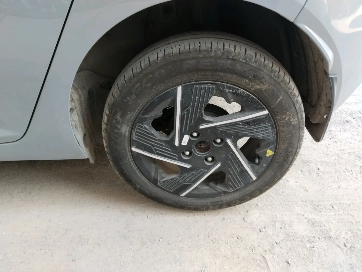 2025 Tata ALTROZ Accomplished S Petrol 5 MT, Petrol, Manual, 4,208 km, tyre