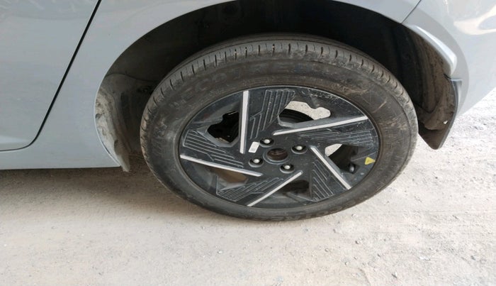 2025 Tata ALTROZ Accomplished S Petrol 5 MT, Petrol, Manual, 4,208 km, tyre