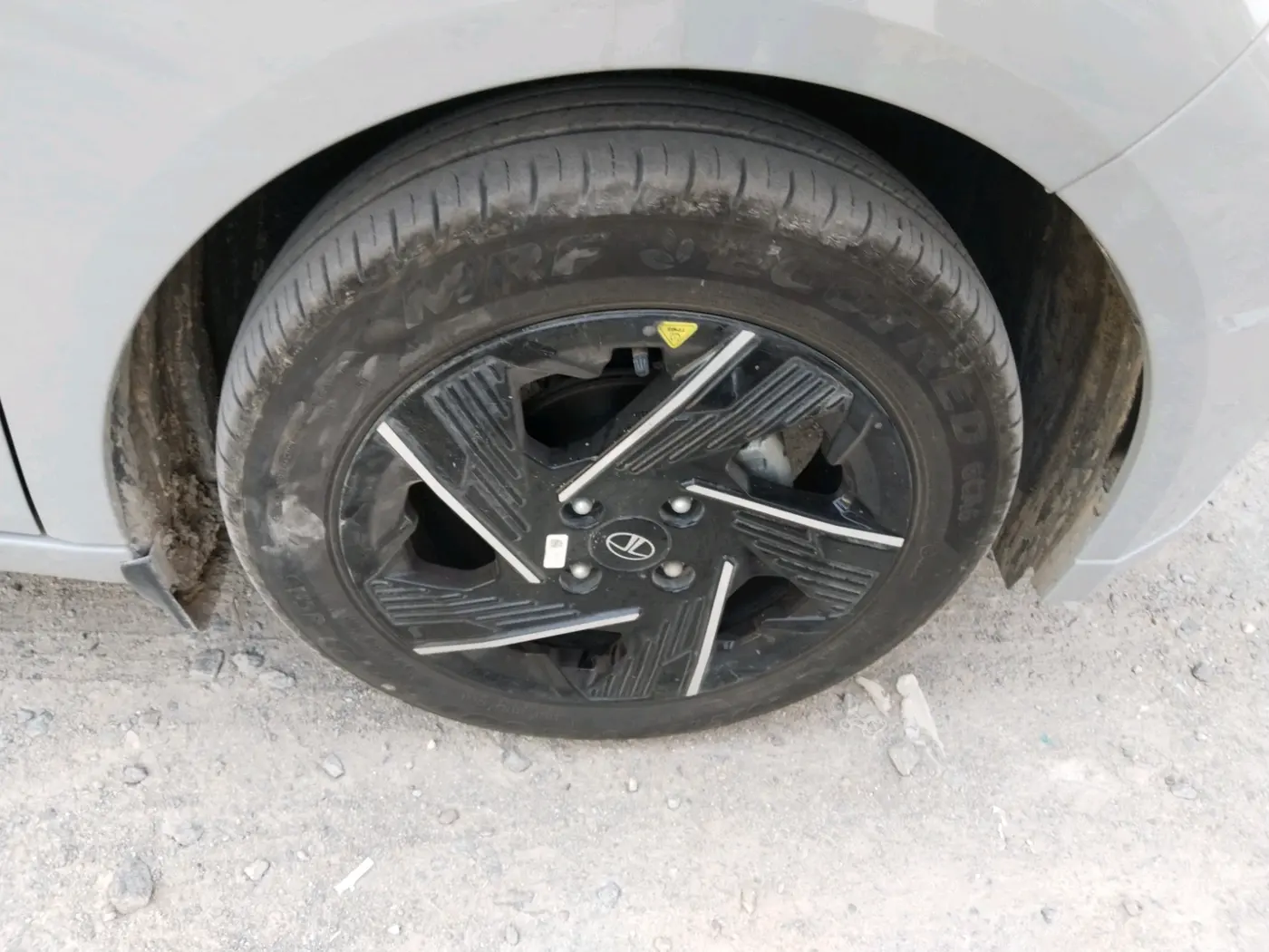 2025 Tata ALTROZ Accomplished S Petrol 5 MT, Petrol, Manual, 4,208 km, tyre