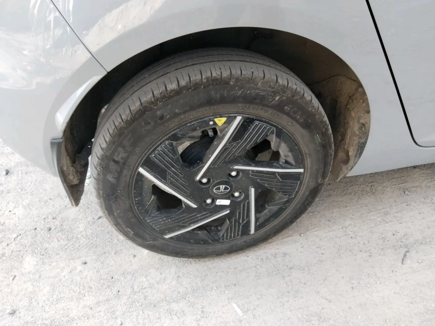 2025 Tata ALTROZ Accomplished S Petrol 5 MT, Petrol, Manual, 4,208 km, tyre