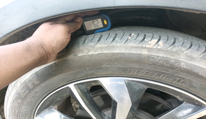 2019 Mahindra XUV300 W8 (O) 1.5 DIESEL AMT, Diesel, Automatic, 1,31,112 km, tyre