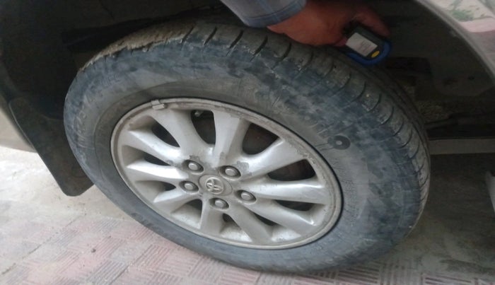 2013 Toyota Innova 2.5 VX 7 STR, Diesel, Manual, 2,67,133 km, tyre