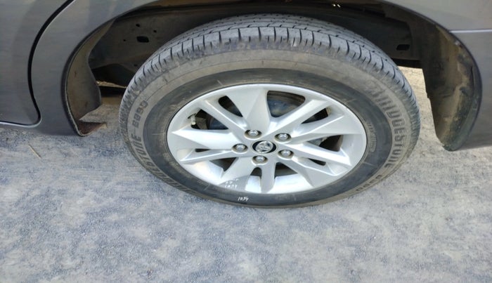 2016 Toyota Innova Crysta 2.4 VX 7 STR, Diesel, Manual, 79,479 km, tyre