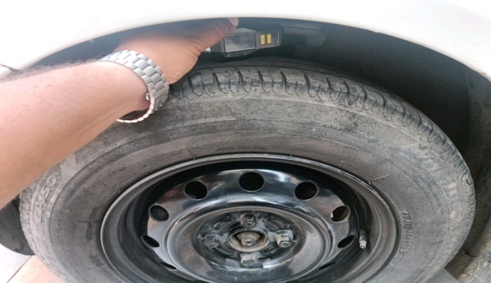 2011 Maruti Swift Dzire VDI, Diesel, Manual, 1,29,936 km, tyre