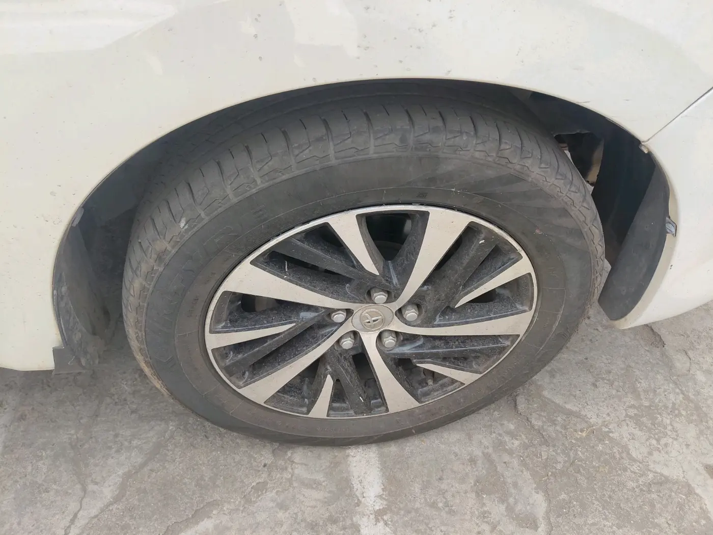 2022 Toyota Innova Crysta 2.4 ZX 7 STR, Diesel, Manual, 1,24,189 km, tyre