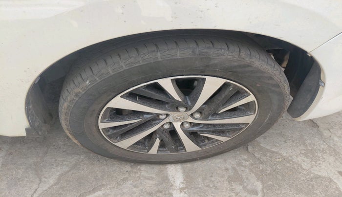 2022 Toyota Innova Crysta 2.4 ZX 7 STR, Diesel, Manual, 55,355 km, tyre