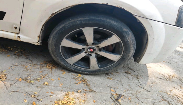 2015 Mahindra Verito Vibe CS 1.5 D4, Diesel, Manual, 1,04,477 km, tyre