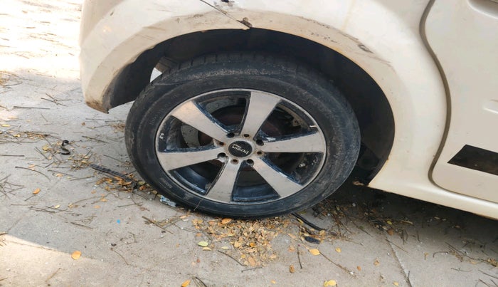 2015 Mahindra Verito Vibe CS 1.5 D4, Diesel, Manual, 1,04,477 km, tyre