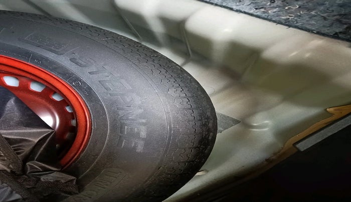 2024 Nissan MAGNITE N-Connecta B4D 1.0 Petrol AMT Dual Tone, Petrol, Automatic, 15,807 km, tyre