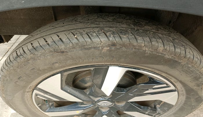 2024 Nissan MAGNITE N-Connecta B4D 1.0 Petrol AMT Dual Tone, Petrol, Automatic, 15,807 km, tyre