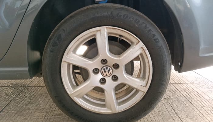 2014 Volkswagen Vento HIGHLINE DIESEL 1.6, Diesel, Manual, 1,56,544 km, tyre