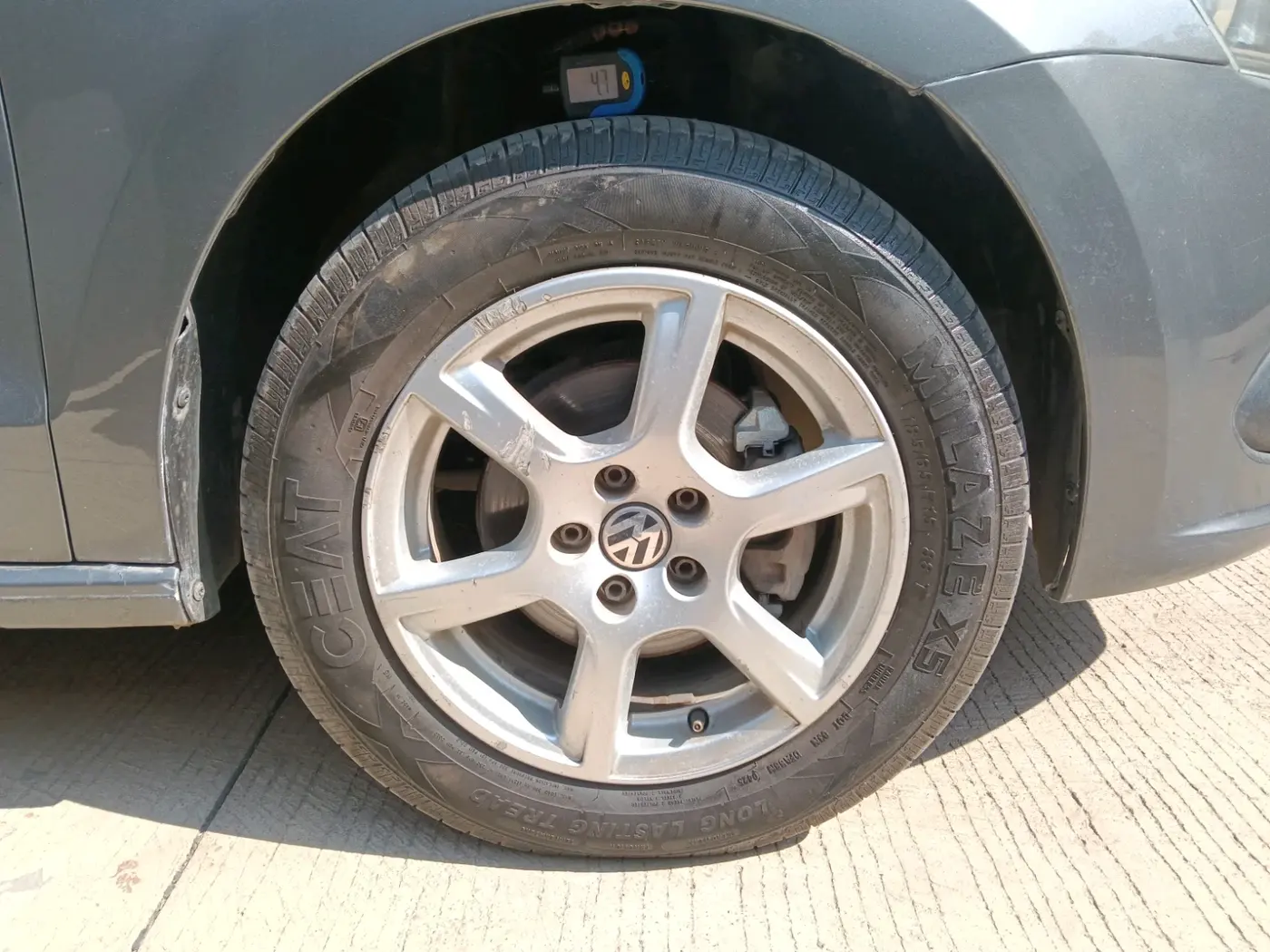 2014 Volkswagen Vento HIGHLINE DIESEL 1.6, Diesel, Manual, 1,56,544 km, tyre