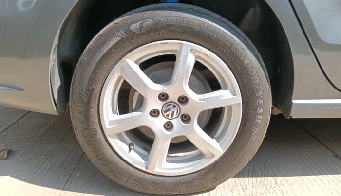 2014 Volkswagen Vento HIGHLINE DIESEL 1.6, Diesel, Manual, 1,56,544 km, tyre