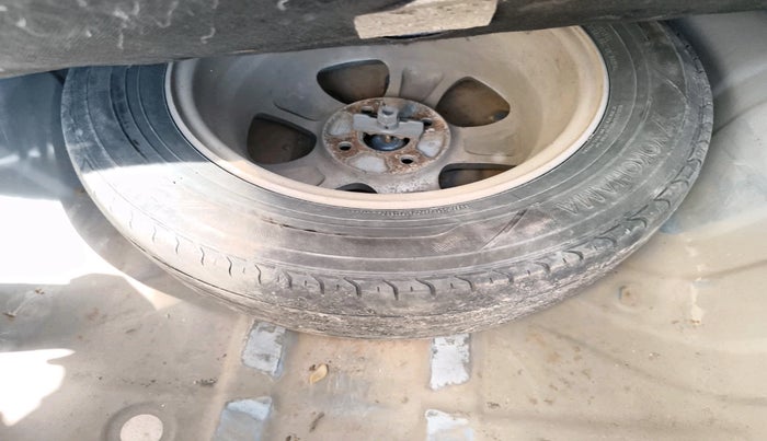 2010 Hyundai Verna  SX 1.6 VTVT, Petrol, Manual, 1,85,021 km, tyre