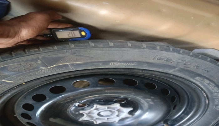 2014 Hyundai Grand i10 ASTA 1.1 CRDI (O), Diesel, Manual, 2,21,092 km, tyre