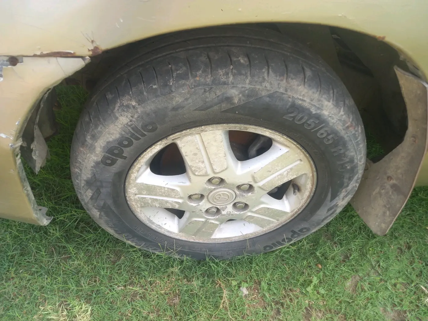 2008 Toyota Innova 2.5 G2, Diesel, Manual, 3,45,373 km, tyre