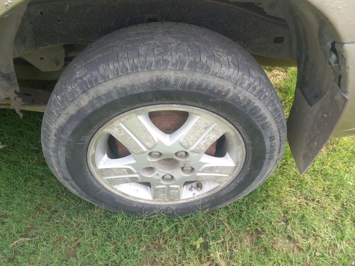 2008 Toyota Innova 2.5 G2, Diesel, Manual, 3,45,373 km, tyre