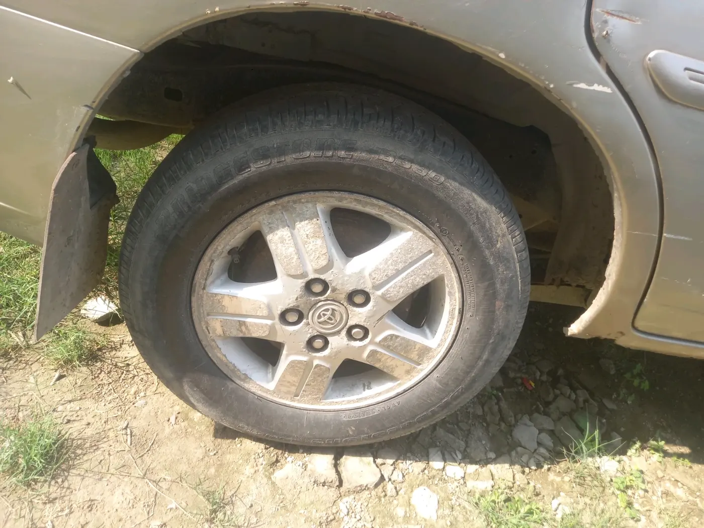 2008 Toyota Innova 2.5 G2, Diesel, Manual, 3,45,373 km, tyre