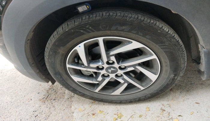 2025 Mahindra XUV 3XO AX5 1.2 L TCMPFI AT, Petrol, Automatic, 5,035 km, tyre