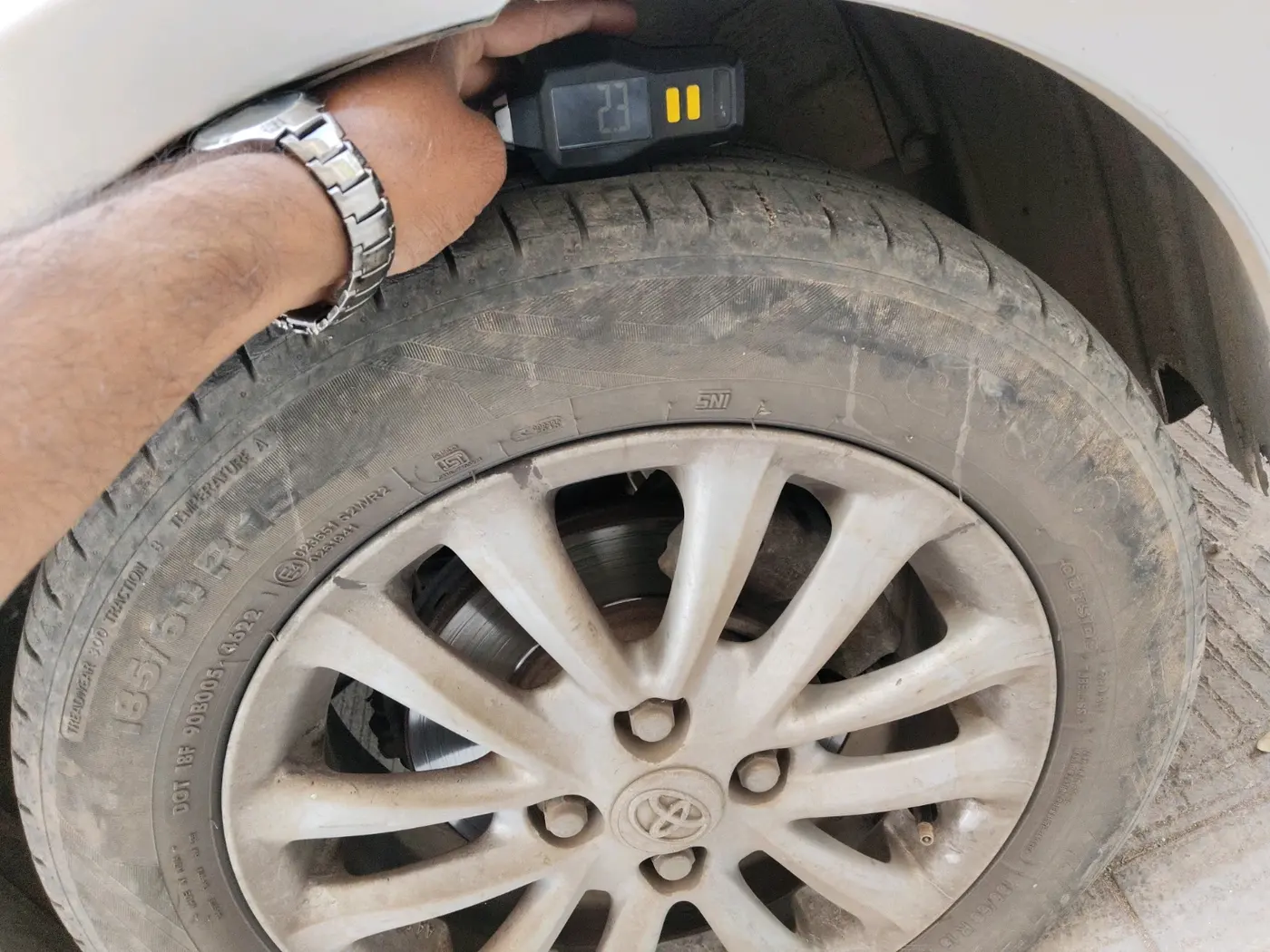 2011 Toyota Etios Liva V, Petrol, Manual, 1,74,072 km, tyre