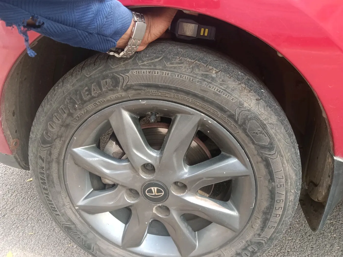 2015 Tata Bolt XT REVOTRON, Petrol, Manual, 1,08,531 km, tyre