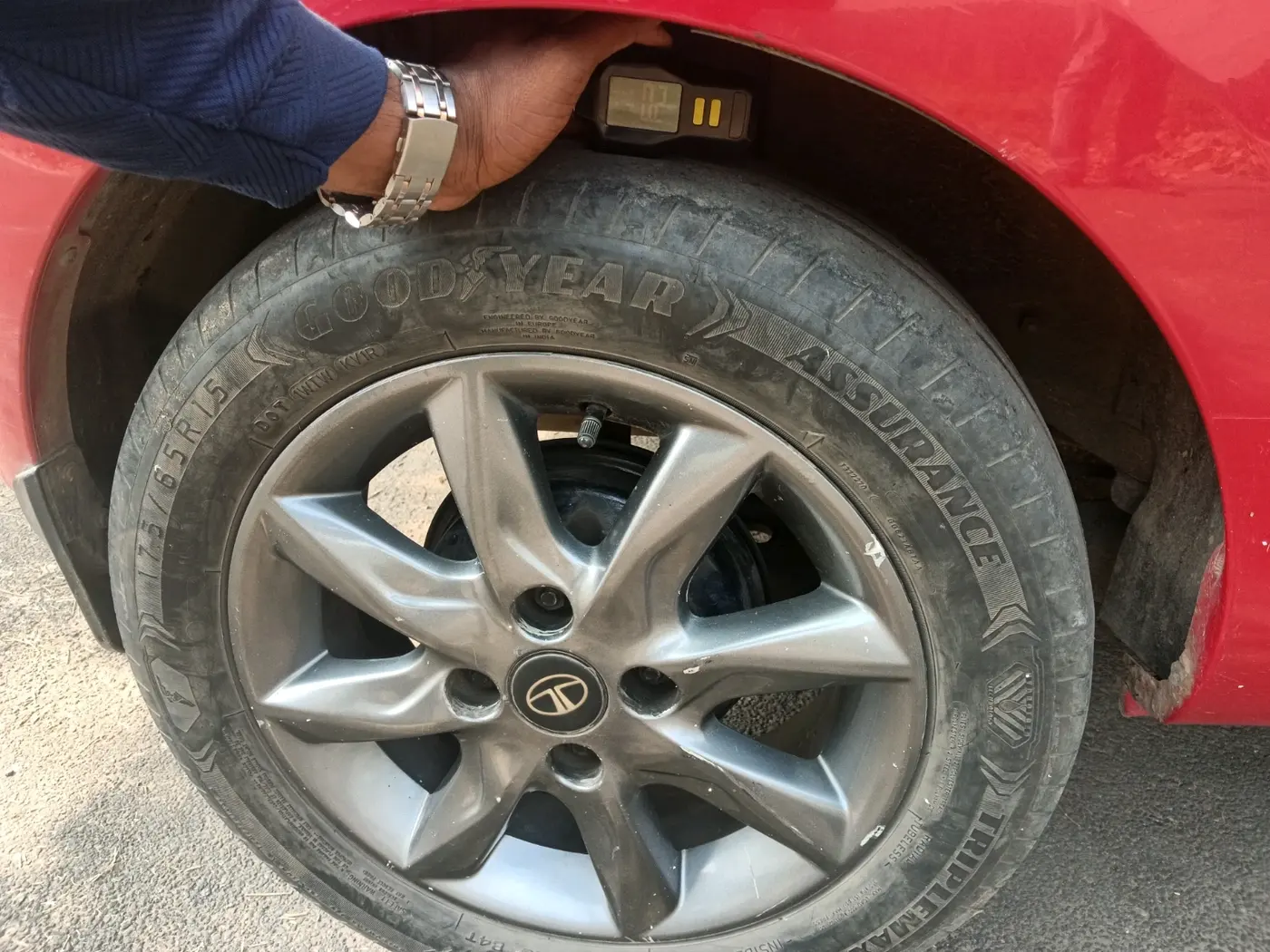 2015 Tata Bolt XT REVOTRON, Petrol, Manual, 1,08,531 km, tyre