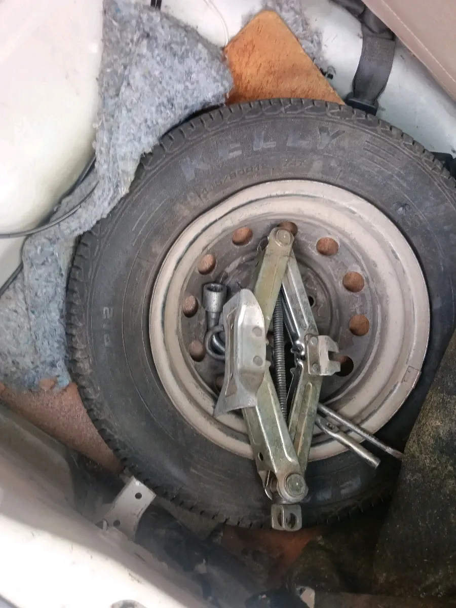 2013 Hyundai Eon ERA +, Petrol, Manual, 64,100 km, tyre