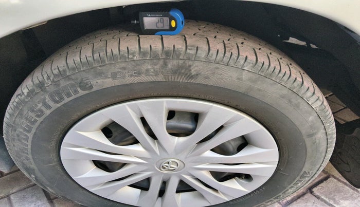 2013 Toyota Innova 2.5 GX 7 STR, Diesel, Manual, 3,99,548 km, tyre