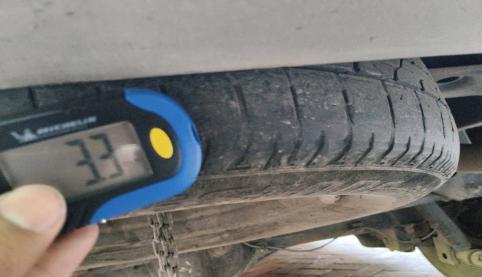 2013 Toyota Innova 2.5 GX 7 STR, Diesel, Manual, 3,99,548 km, tyre