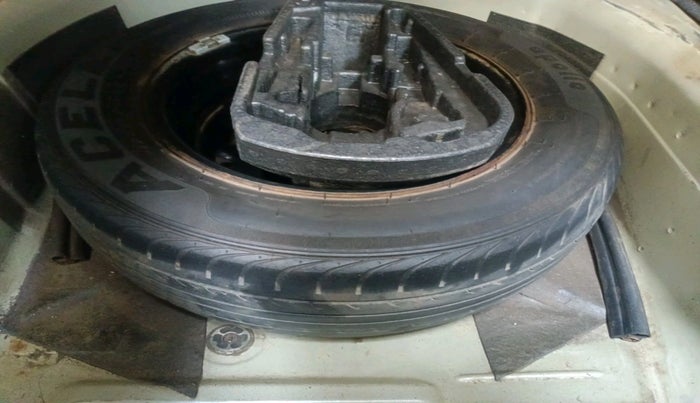 2012 Volkswagen Vento HIGHLINE 1.6 MPI, Petrol, Manual, 1,38,352 km, tyre