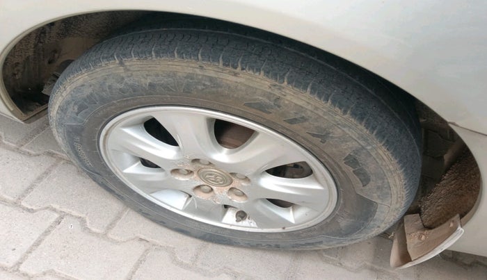 2004 Toyota Camry V3, Petrol, Manual, 1,16,808 km, tyre