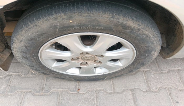 2004 Toyota Camry V3, Petrol, Manual, 1,16,808 km, tyre