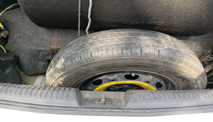 2015 Volkswagen Polo COMFORTLINE 1.2L, CNG, Manual, 60,615 km, tyre