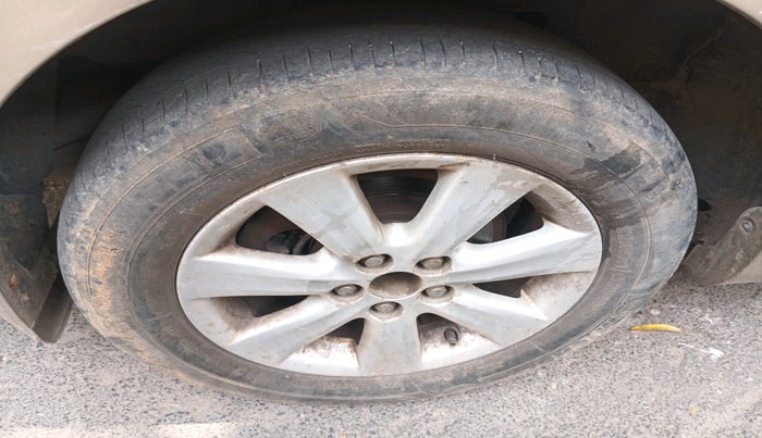 2010 Toyota Corolla Altis G PETROL, Petrol, Manual, 2,26,133 km, tyre