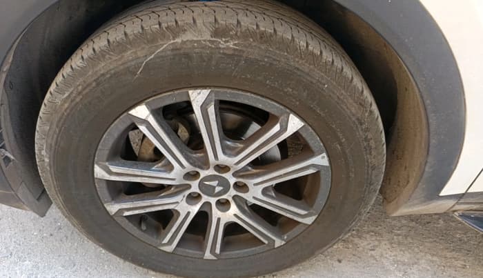 2023 Mahindra XUV700 AX 7 LUXURY P AT 7 STR, Petrol, Automatic, 24,498 km, tyre
