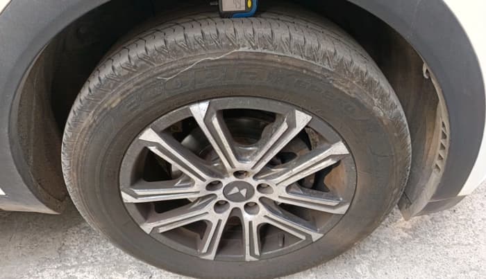 2023 Mahindra XUV700 AX 7 LUXURY P AT 7 STR, Petrol, Automatic, 24,498 km, tyre